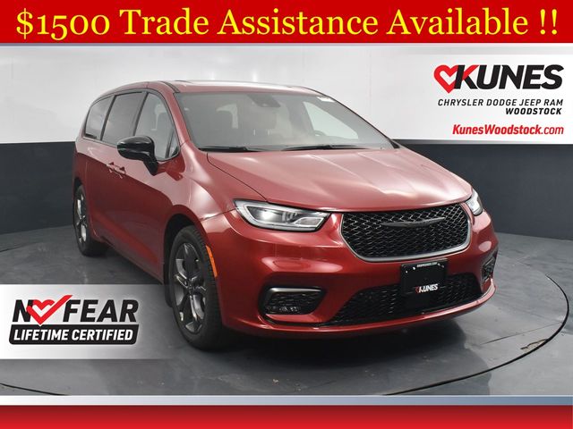 2026 Chrysler Pacifica Select's photo