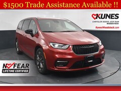 2026 Chrysler Pacifica Select Passenger Van