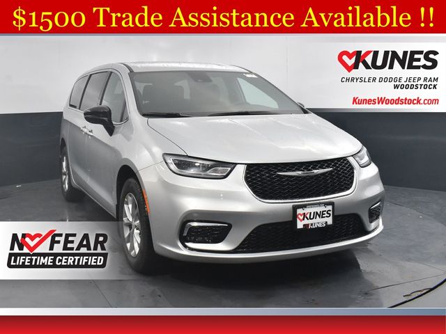 2026 Chrysler Pacifica Select's photo