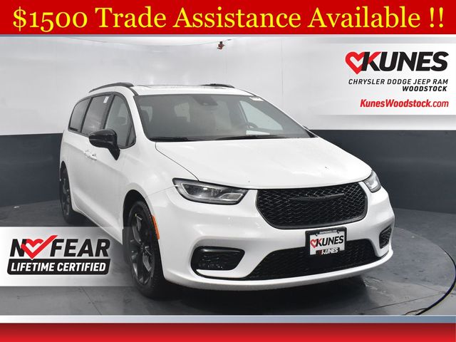 2026 Chrysler Pacifica Limited's photo