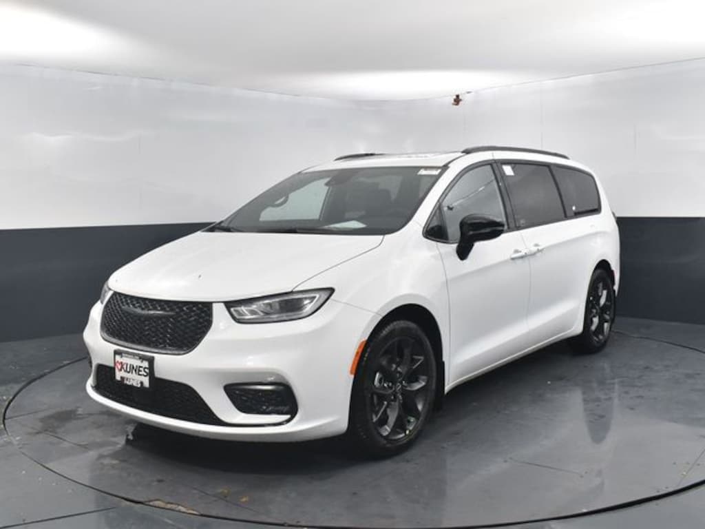 New 2026 Chrysler Pacifica Limited Passenger Van