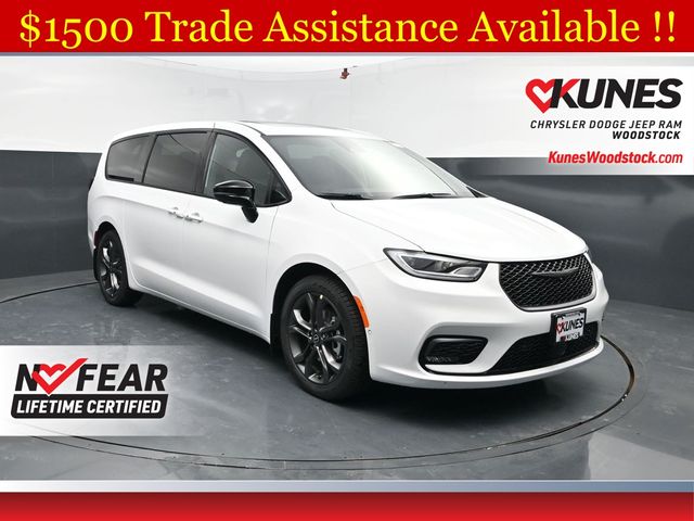 2026 Chrysler Pacifica Select's photo