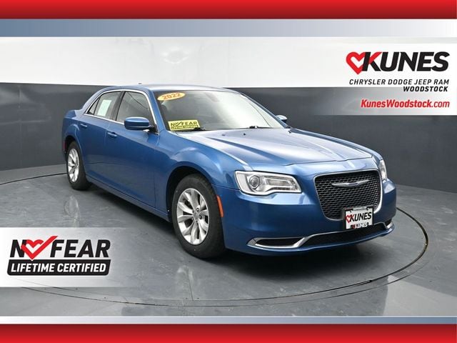 2022 Chrysler 300 Touring's photo