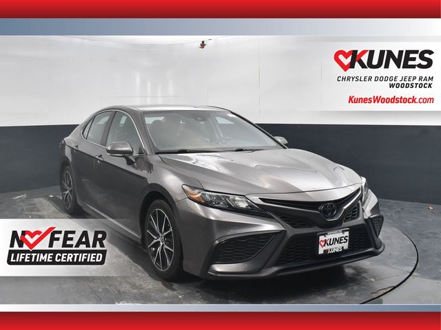 2024 Toyota Camry SE's photo