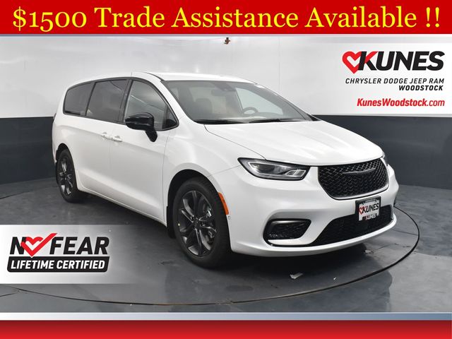 2026 Chrysler Pacifica Select's photo