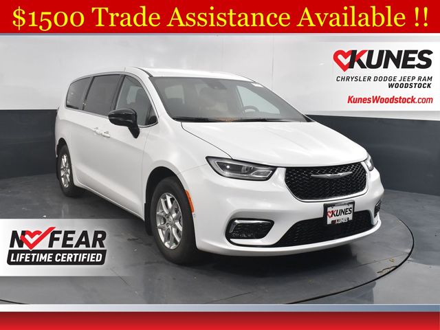 2026 Chrysler Pacifica Select's photo