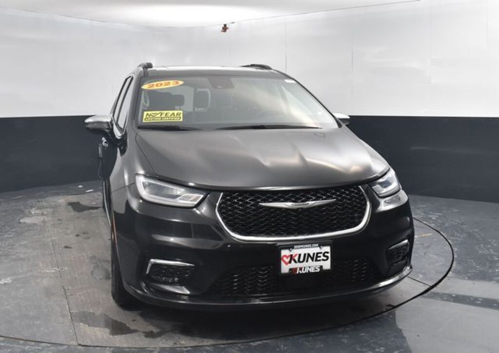 Used 2023 Chrysler Pacifica Limited Van Passenger Van
