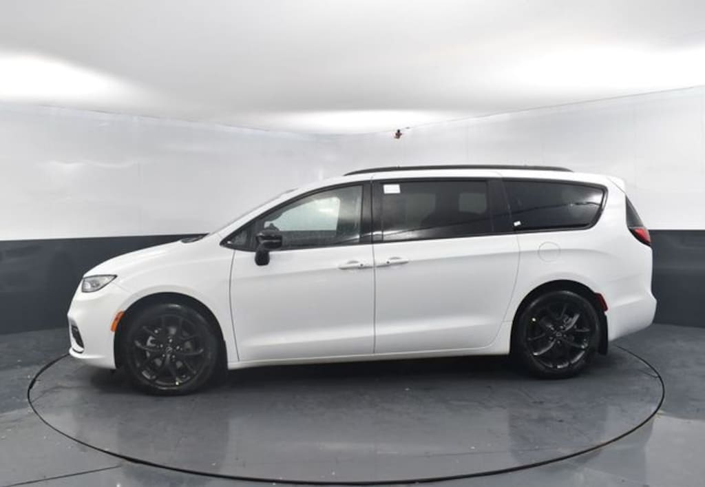 New 2026 Chrysler Pacifica Limited Passenger Van