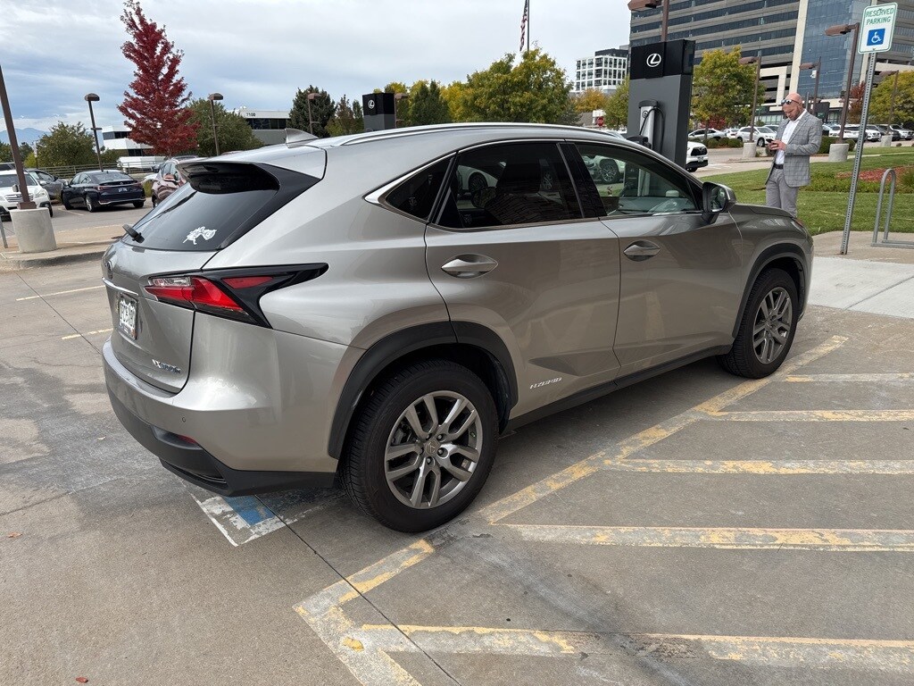 2016 Lexus NX 300h Luxury photo 3