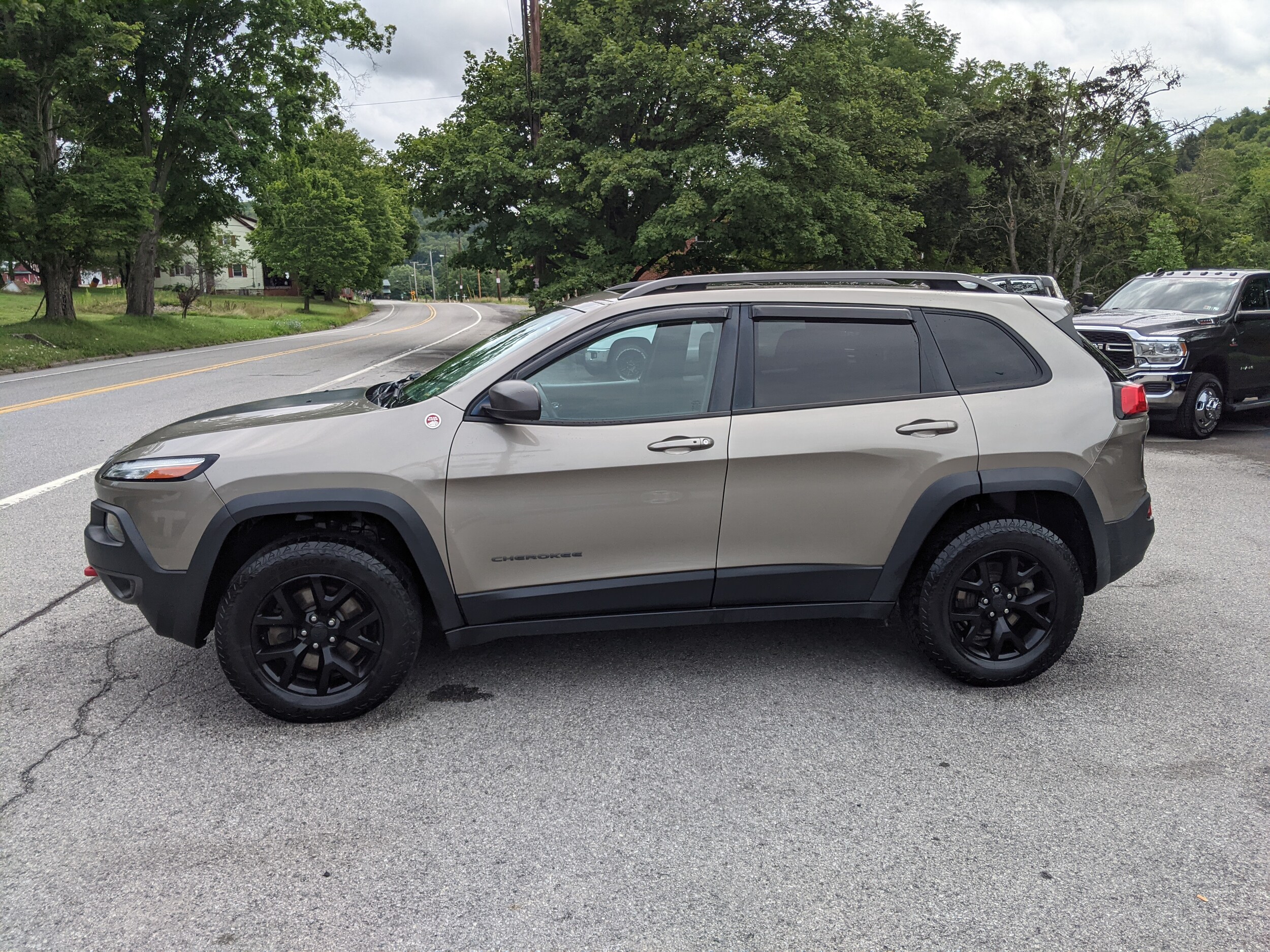 Used 2017 Jeep Cherokee Trailhawk with VIN 1C4PJMBS0HW506180 for sale in Mahaffey, PA