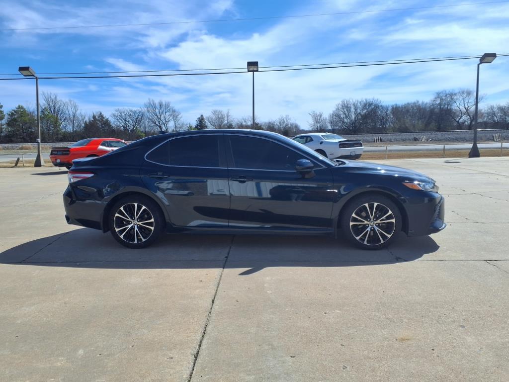 2020 Toyota Camry SE photo 4