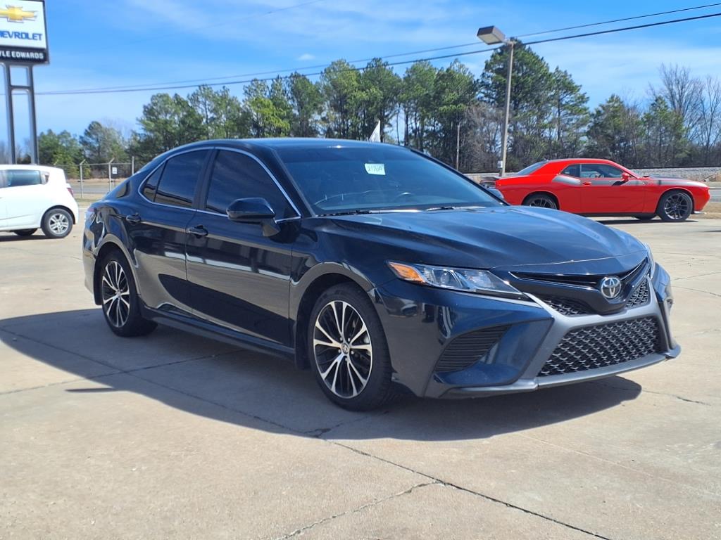 2020 Toyota Camry SE photo 3