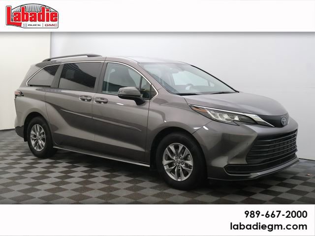 2023 Toyota Sienna LE 8-Passenger Hybrid FWD's photo