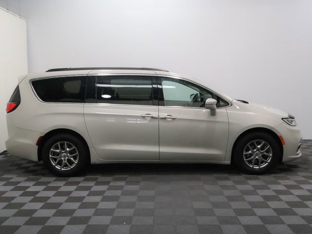 2021 Chrysler Pacifica Touring photo 4