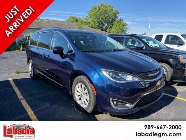 2017 Chrysler Pacifica Touring-L's photo