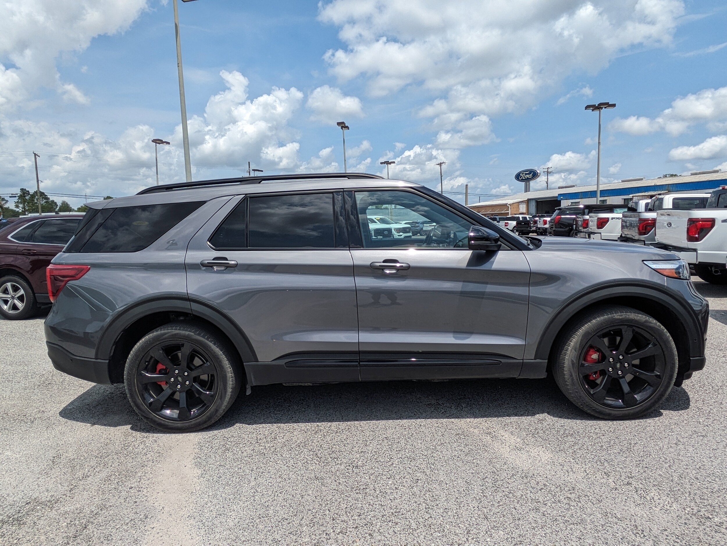 2022 Ford Explorer ST photo 3