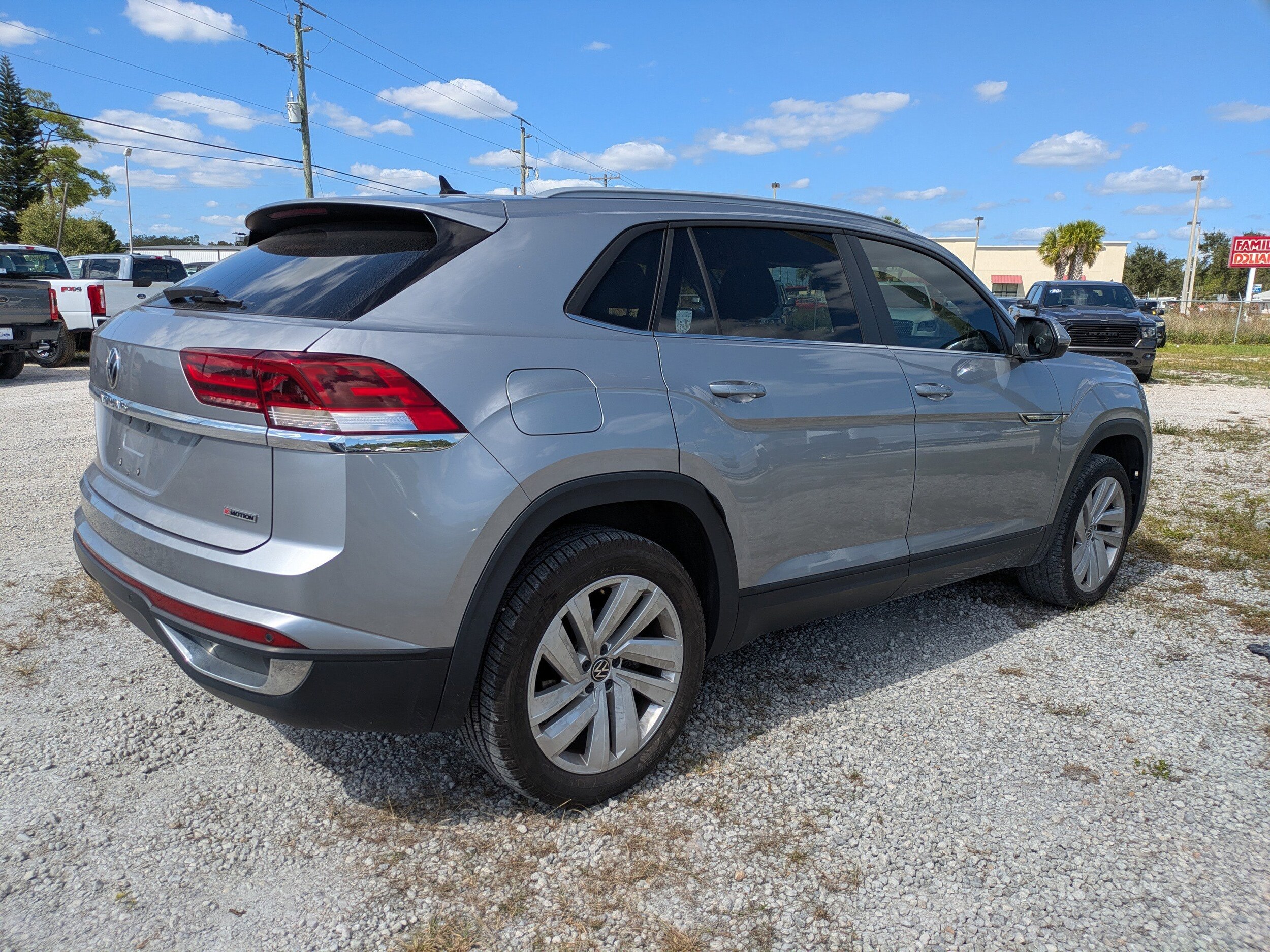 2020 Volkswagen Atlas Cross Sport SE Technology photo 2