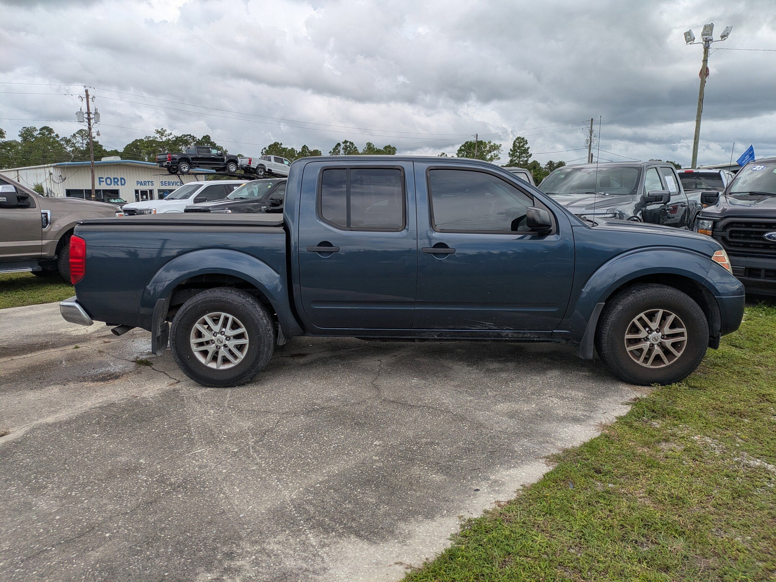 2018 Nissan Frontier Crew Cab SV photo 2
