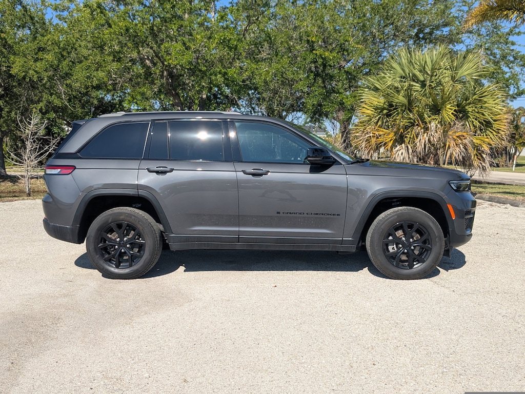 Used 2025 Jeep Grand Cherokee Altitude Altitude 4x4
