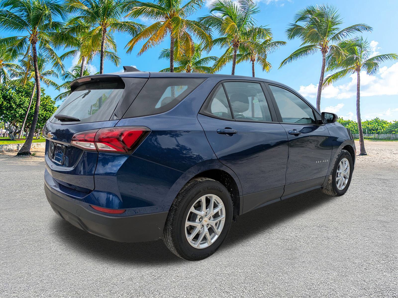 2022 Chevrolet Equinox LS photo 3