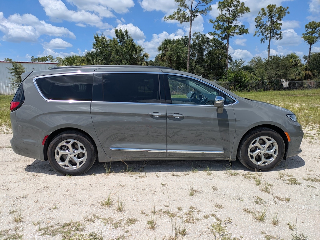 Used 2022 Chrysler Pacifica Limited Limited FWD