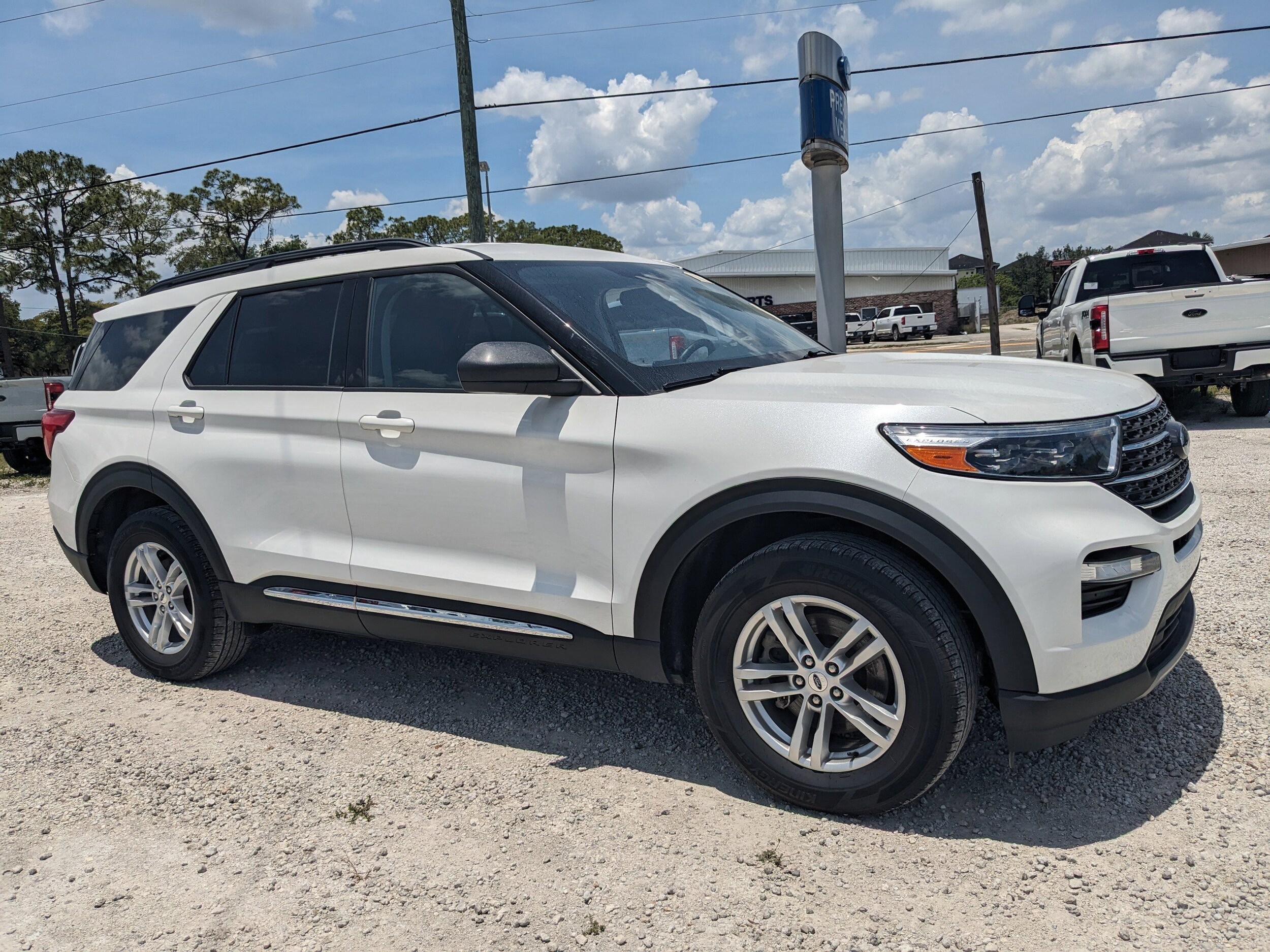 2023 Ford Explorer XLT photo 2