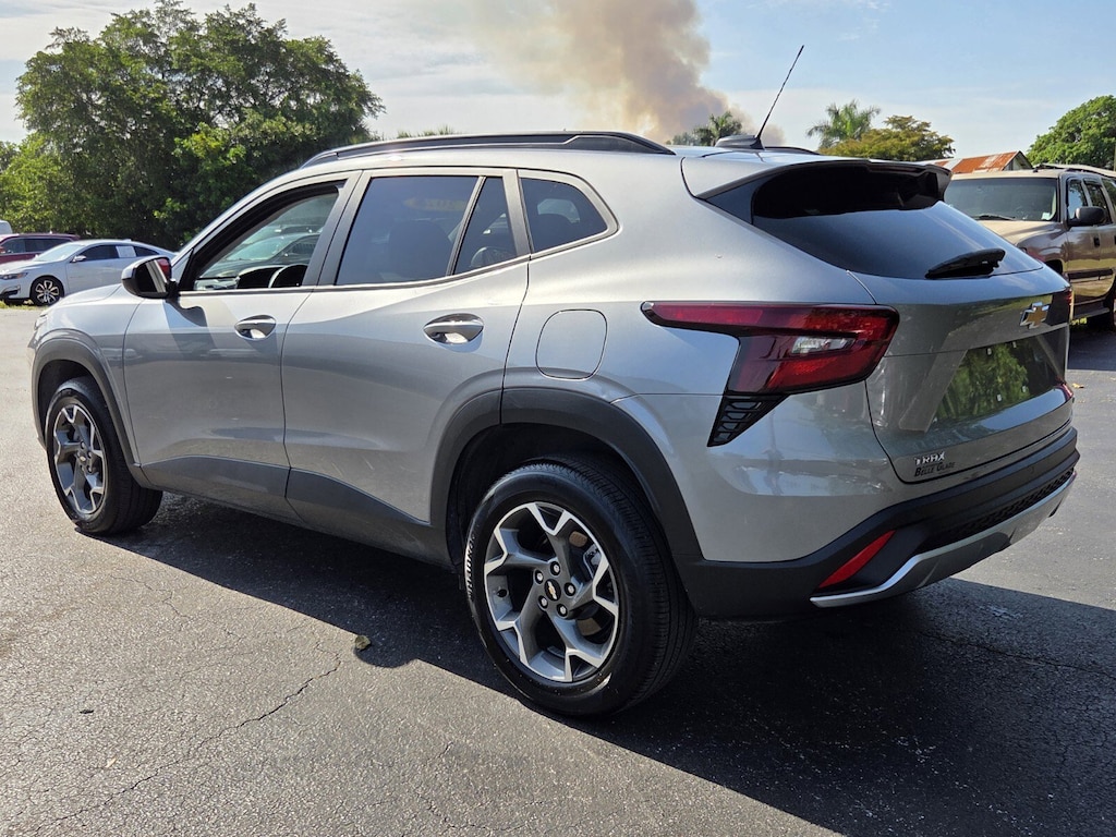 Used 2025 Chevrolet Trax LT FWD LT
