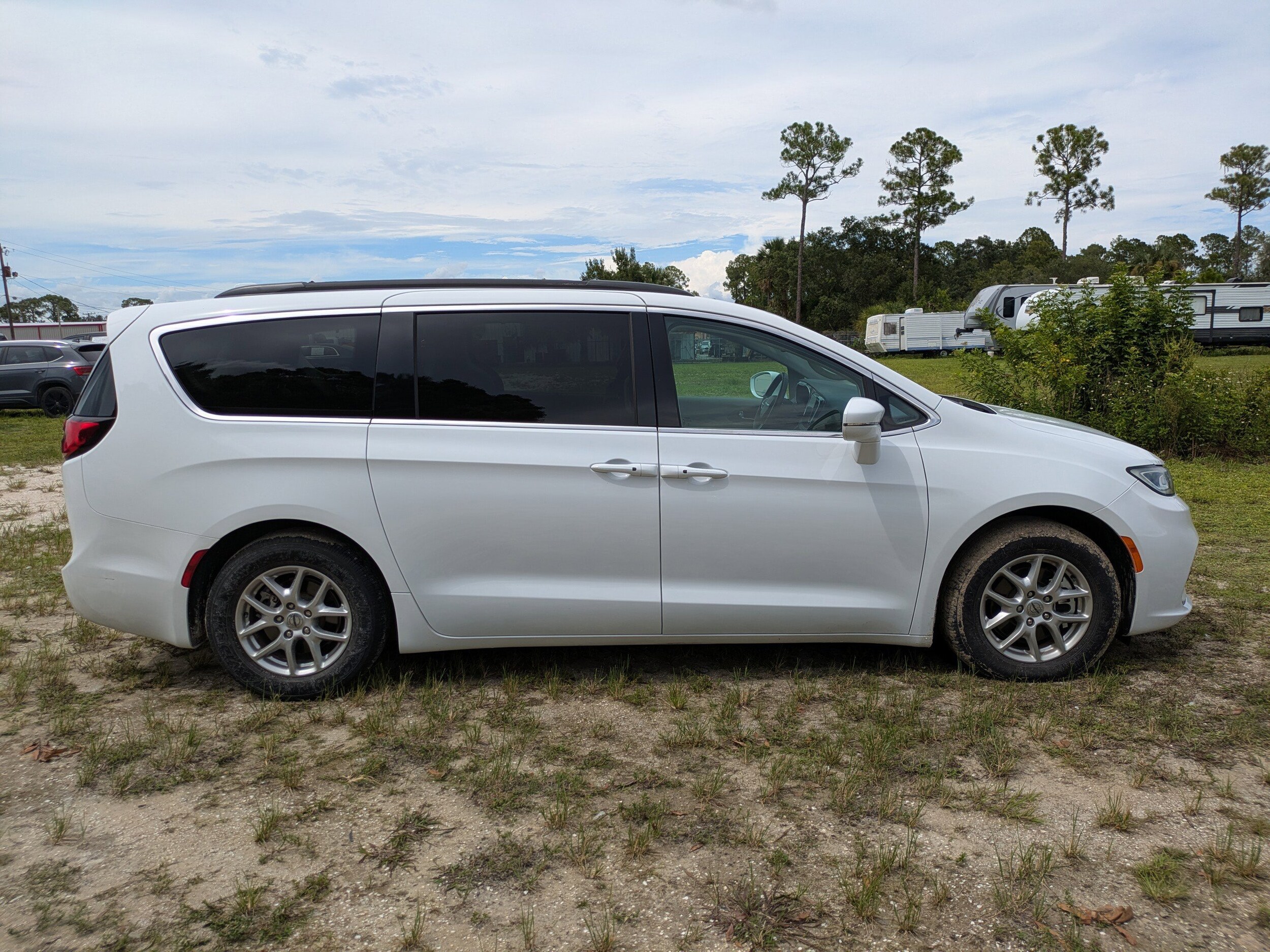 2022 Chrysler Pacifica Touring L photo 2