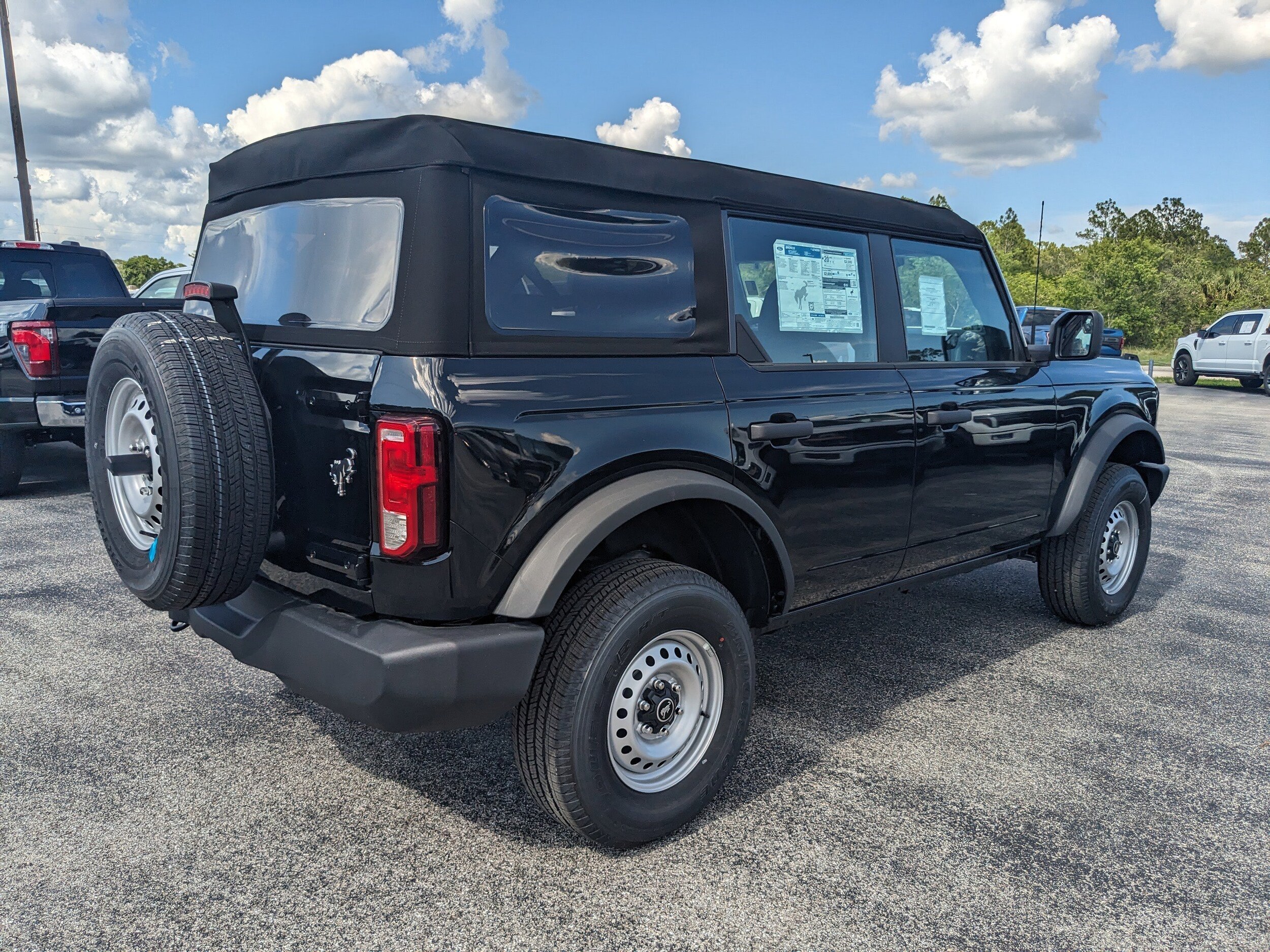 2025 Ford Bronco Base photo 3
