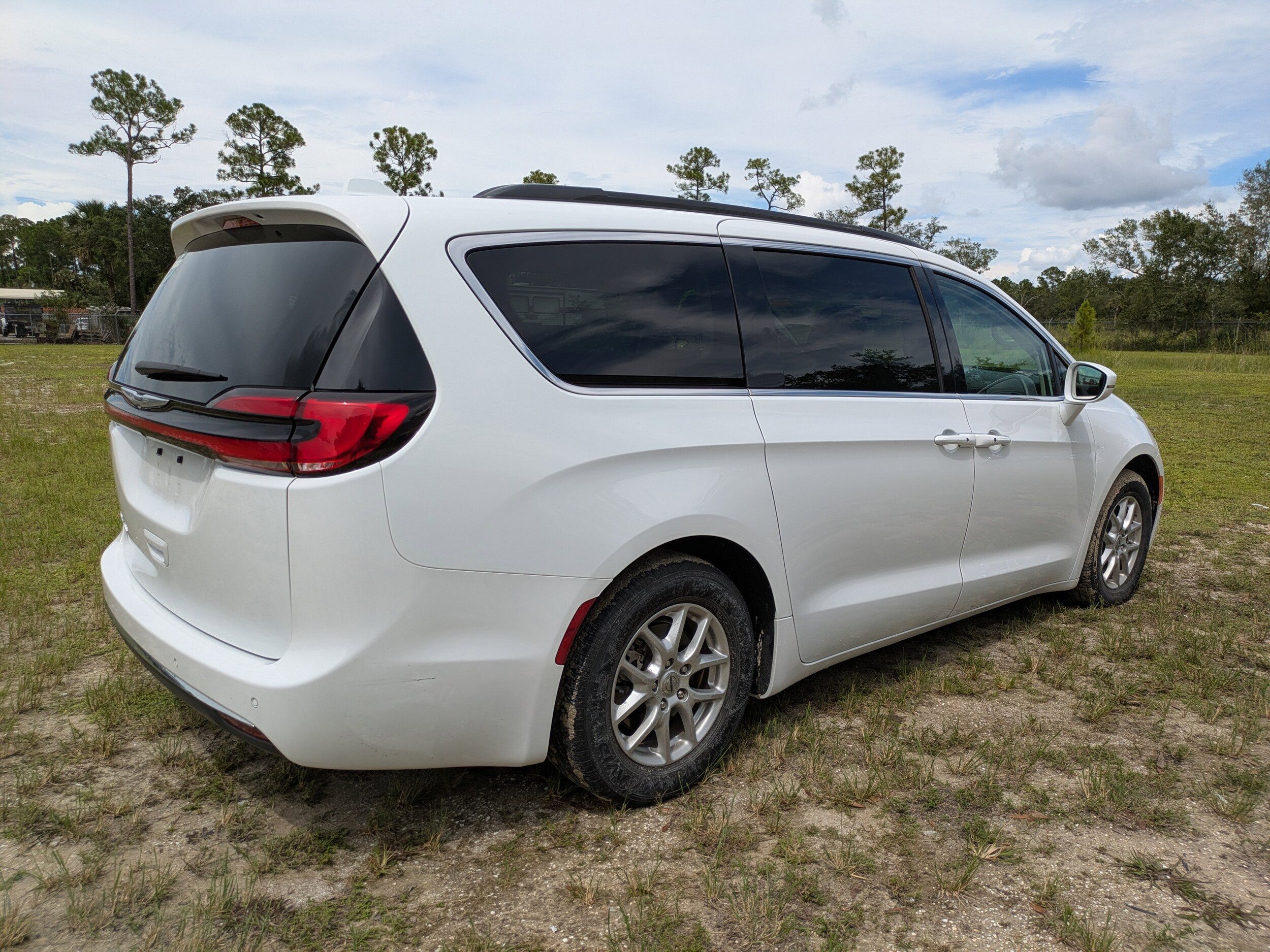 2022 Chrysler Pacifica Touring L photo 3