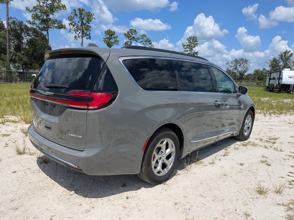 Used 2022 Chrysler Pacifica Limited Limited FWD