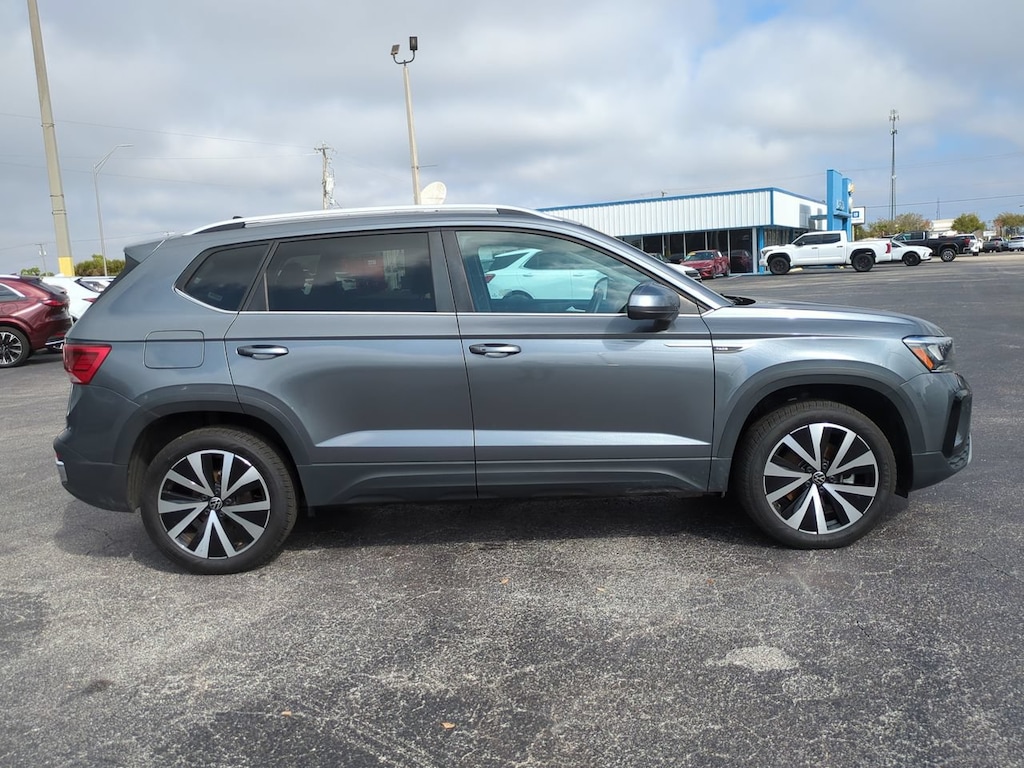 Used 2024 Volkswagen Taos SE SE FWD