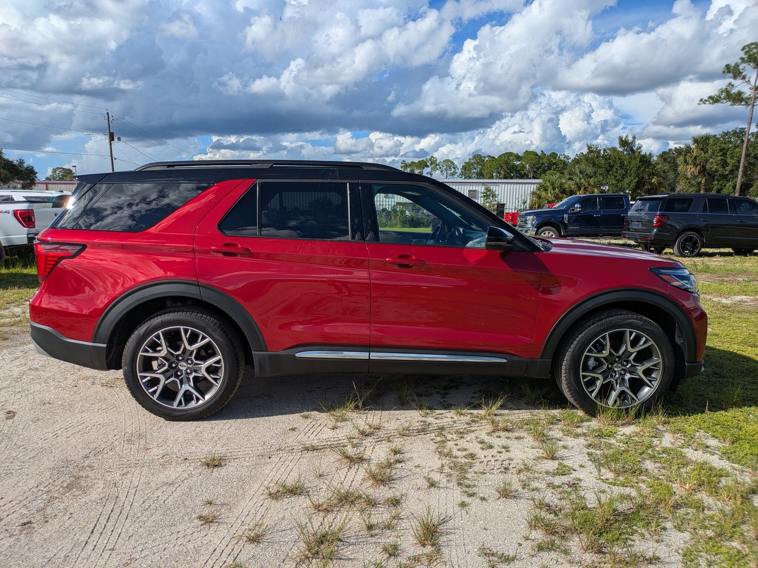 2025 Ford Explorer Platinum photo 2