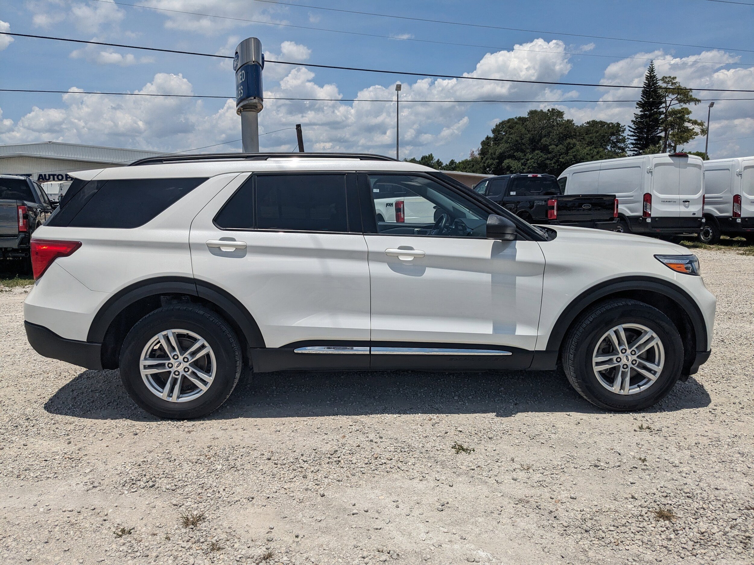 2023 Ford Explorer XLT photo 3