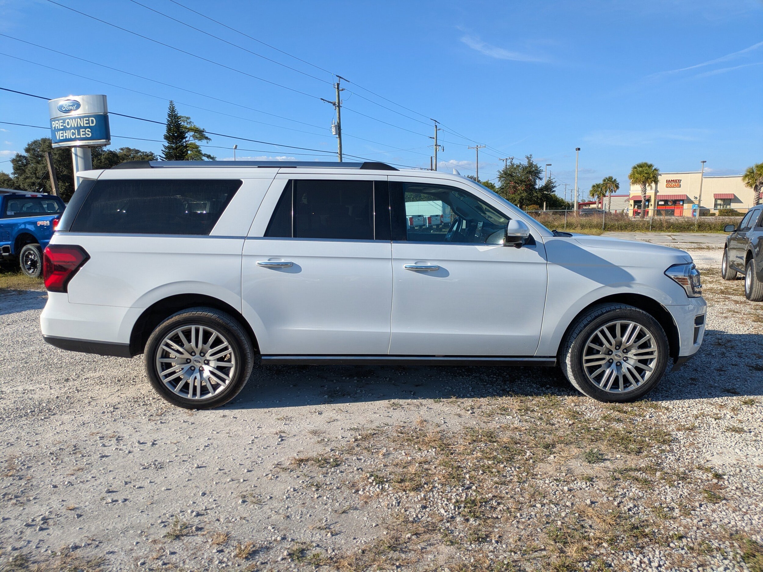2023 Ford Expedition MAX Limited photo 3