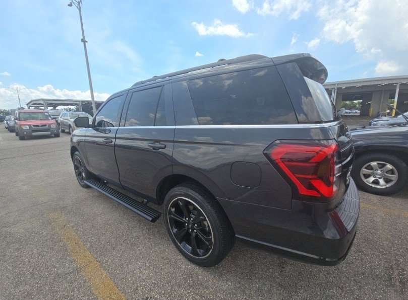 2022 Ford Expedition Limited photo 2