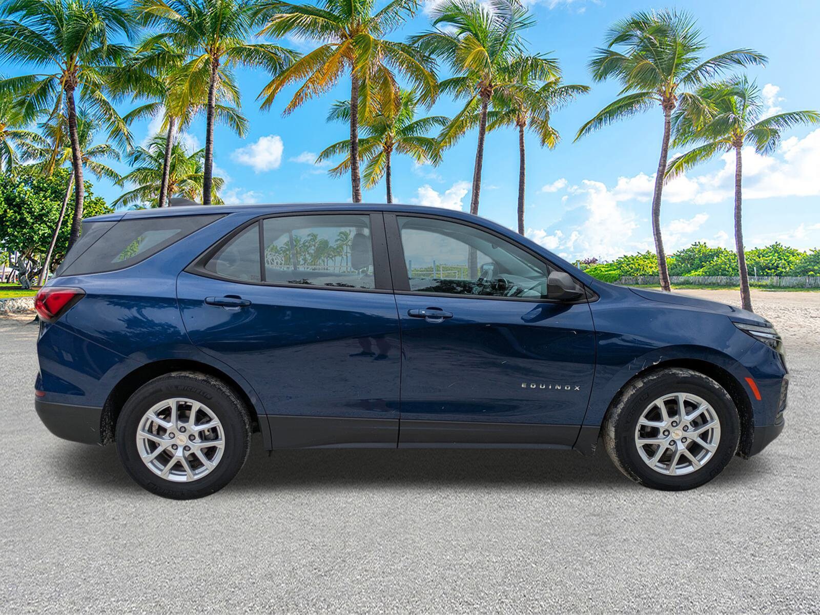 2022 Chevrolet Equinox LS photo 2