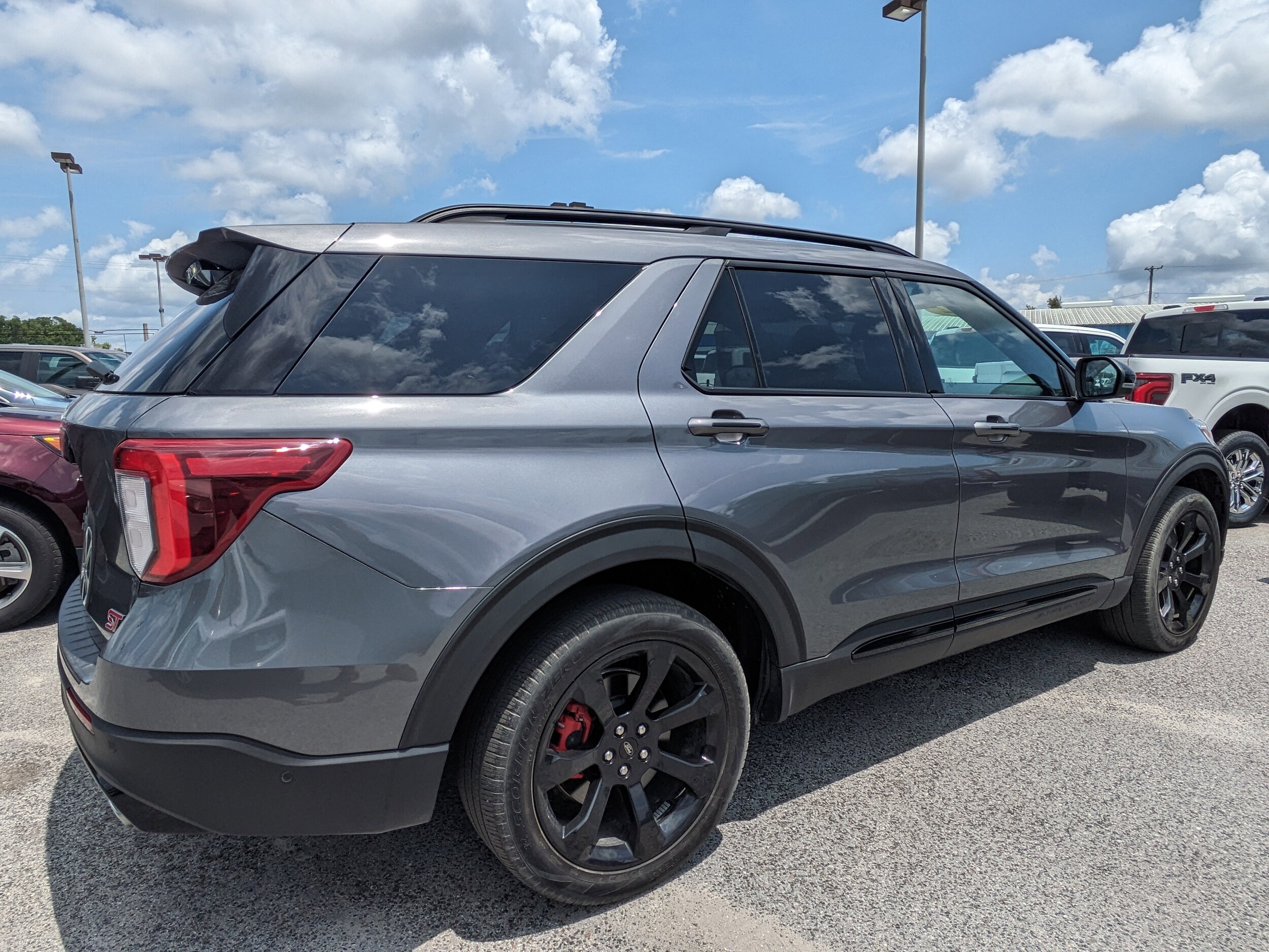 2022 Ford Explorer ST photo 4