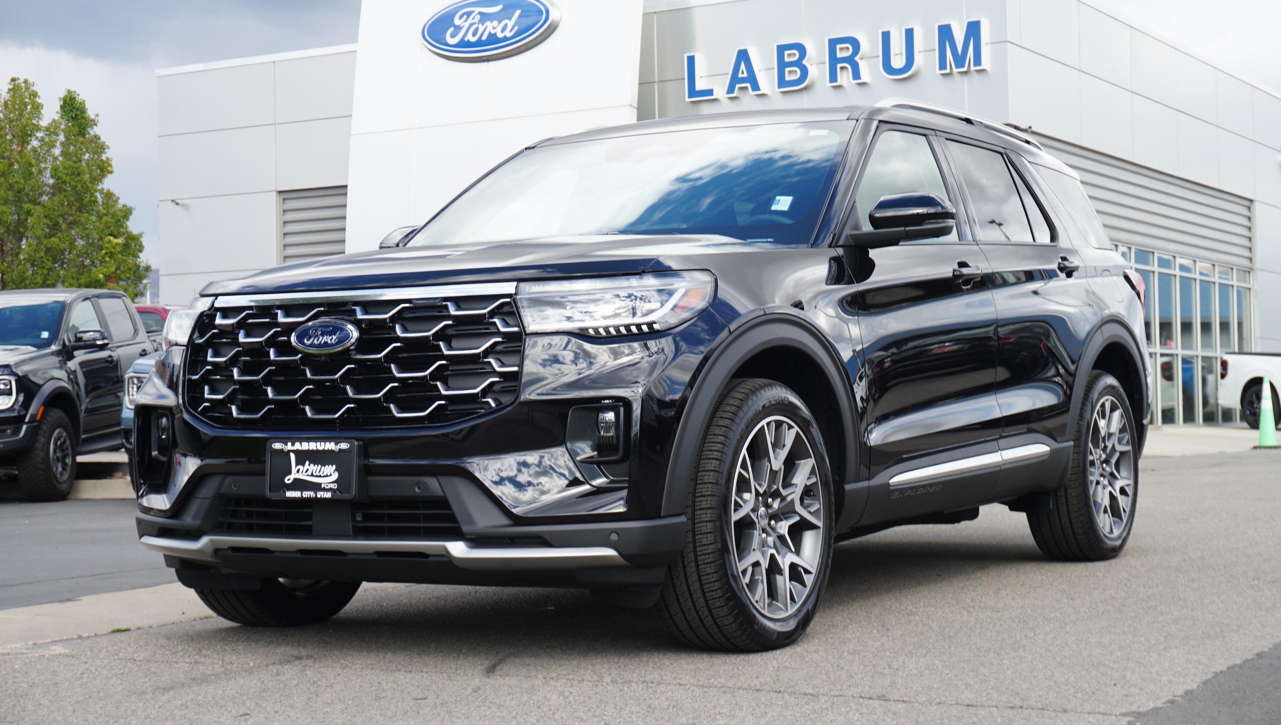 2025 Ford Explorer Platinum's photo