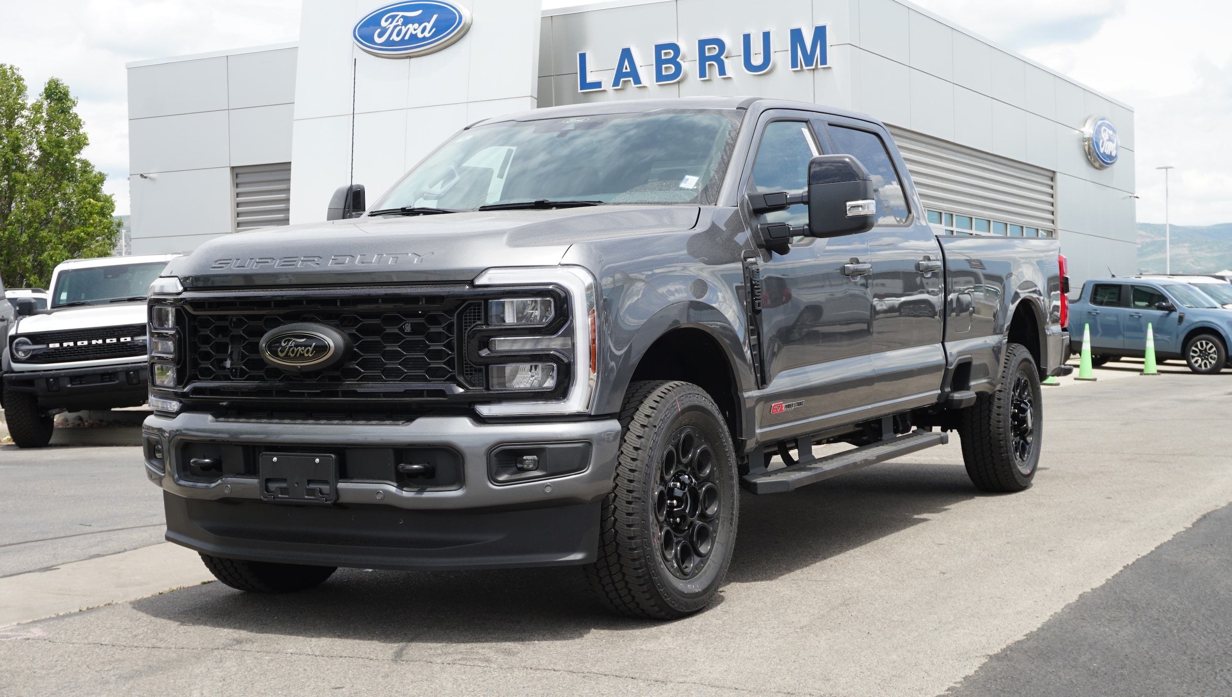 2025 Ford F-350 Super Duty Lariat's photo