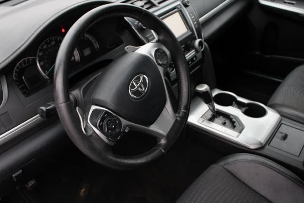 Used 2014 Toyota Camry SE Sedan
