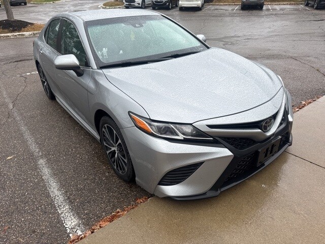 2020 Toyota Camry SE photo 2