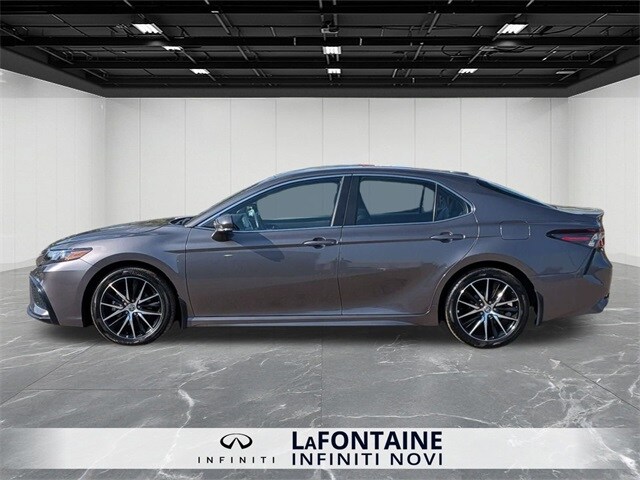 2024 Toyota Camry Hybrid SE photo 2