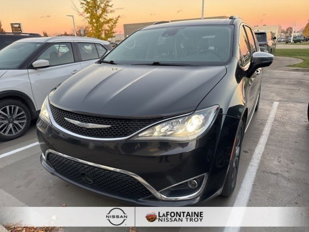 Used 2017 Chrysler Pacifica Limited Minivan/Van