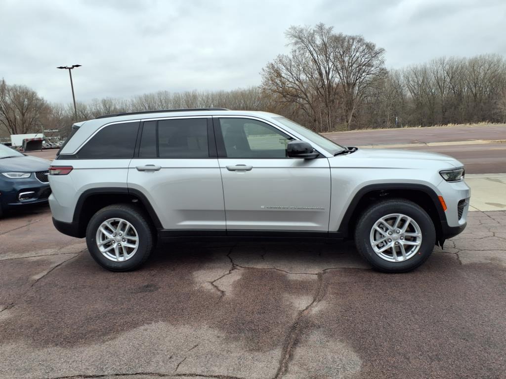2025 Jeep Grand Cherokee Laredo X photo 2