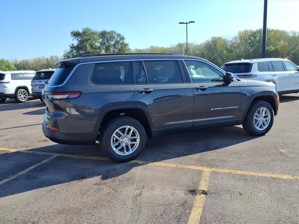 2025 Jeep Grand Cherokee Laredo photo 3