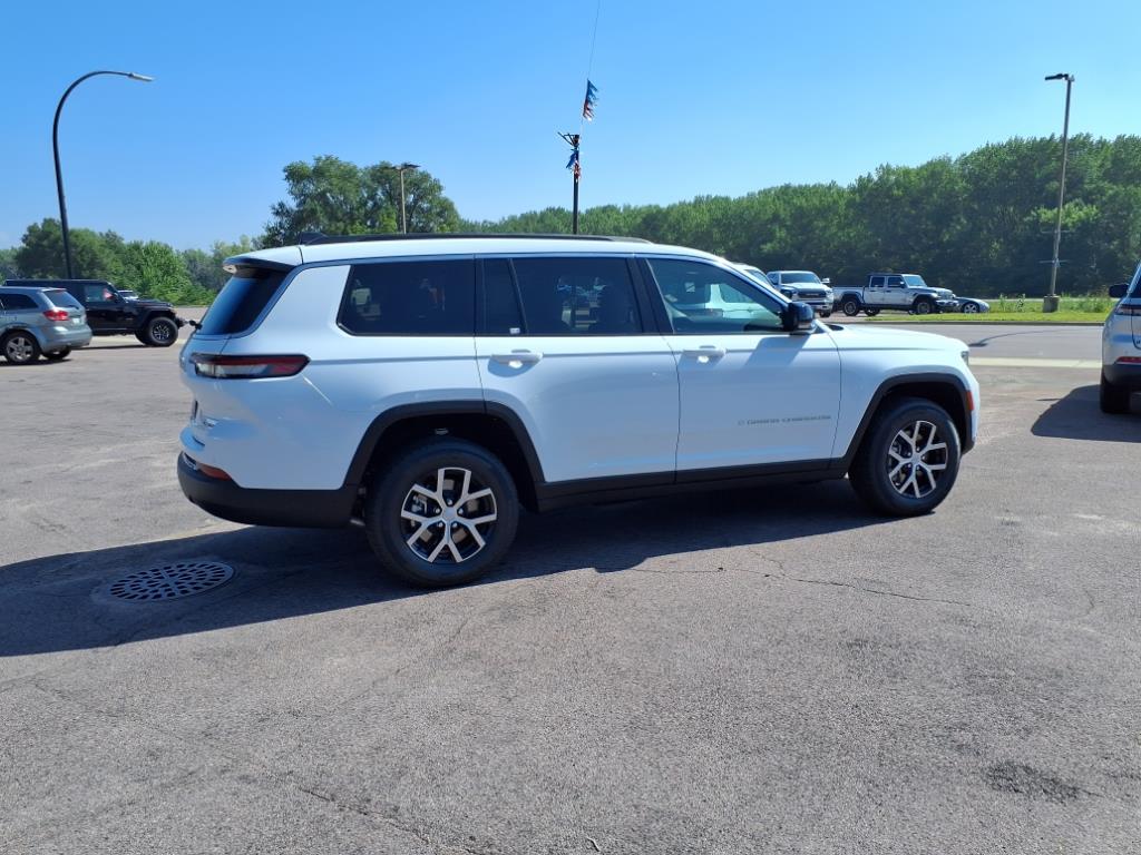 2025 Jeep Grand Cherokee Limited photo 3