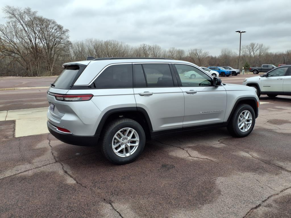 2025 Jeep Grand Cherokee Laredo X photo 3