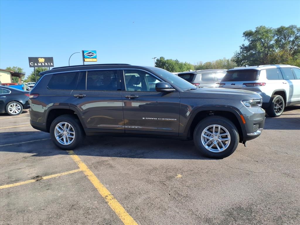 2025 Jeep Grand Cherokee Laredo photo 2