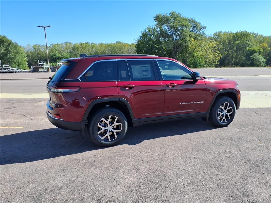 2025 Jeep Grand Cherokee Limited photo 3